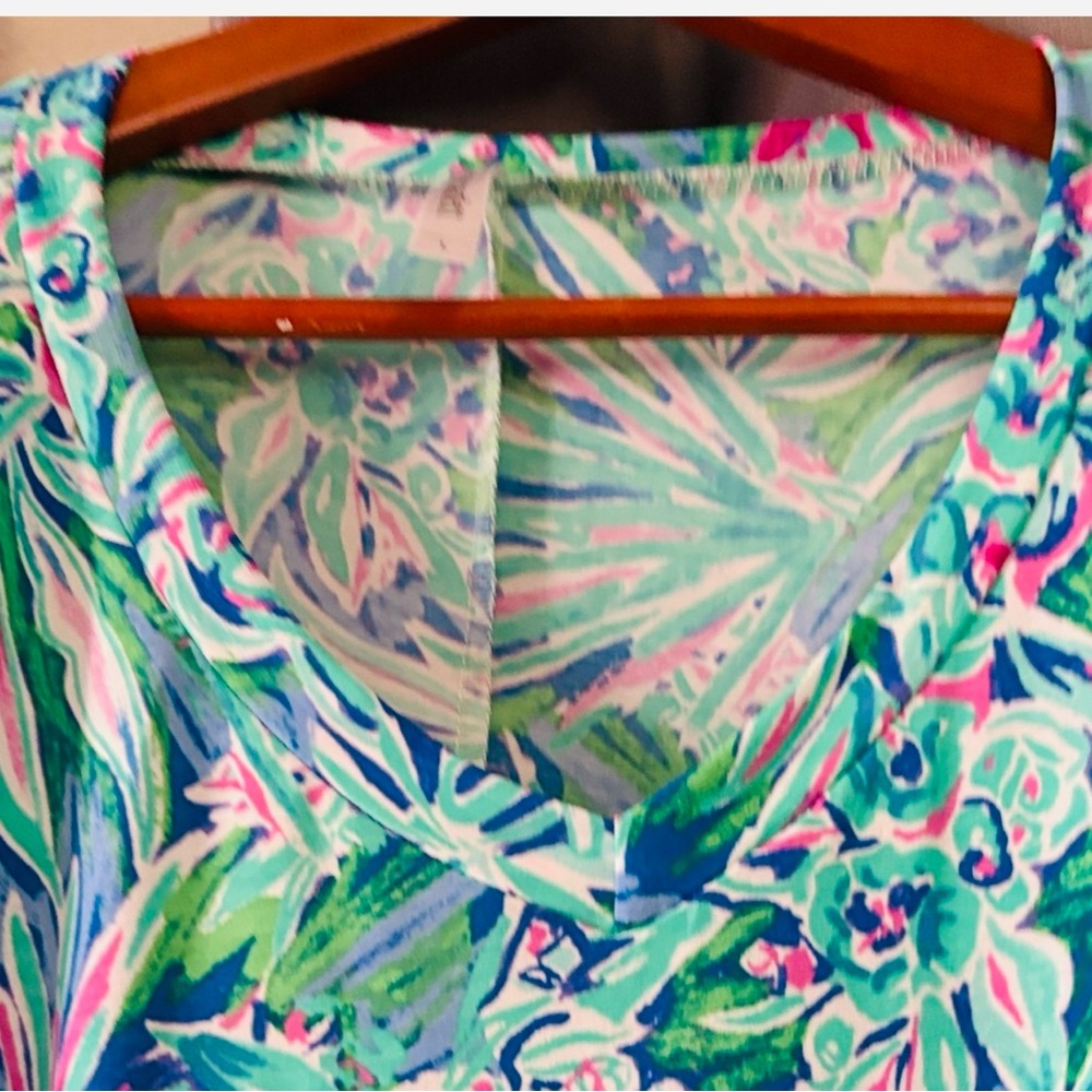 Dear Scarlett Women's Short Sleeve V-Neck Tee, Tropical Green, Pink & Blue Print
